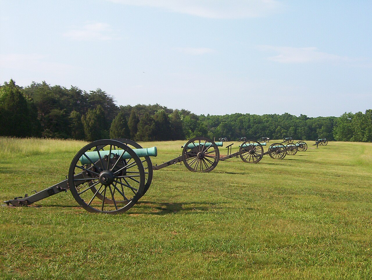 Cannons lined across grass at Manassas National Battlefield Park